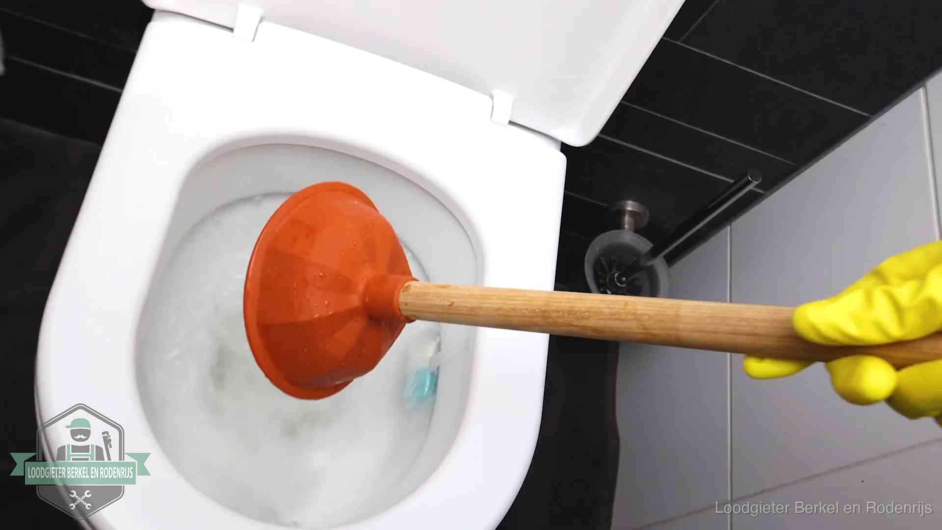 Wc ontstoppen met de plopper in Berkel en Rodenrijs Plopper wordt in de wc-pot gedrukt bij het ontstoppen van een toilet in Berkel en Rodenrijs