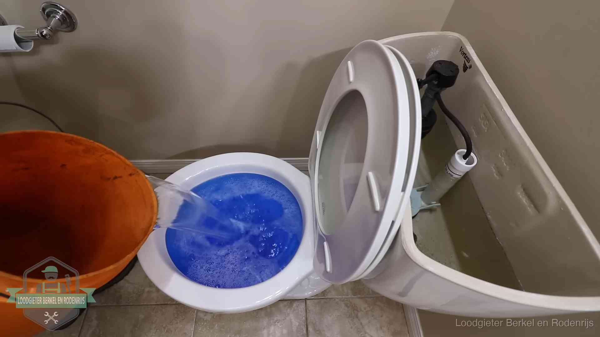 Water komt omhoog in de wc in Berkel en Rodenrijs Water bij de wc-pot wordt met een emmer weggewerkt om schade te beperken in Berkel en Rodenrijs