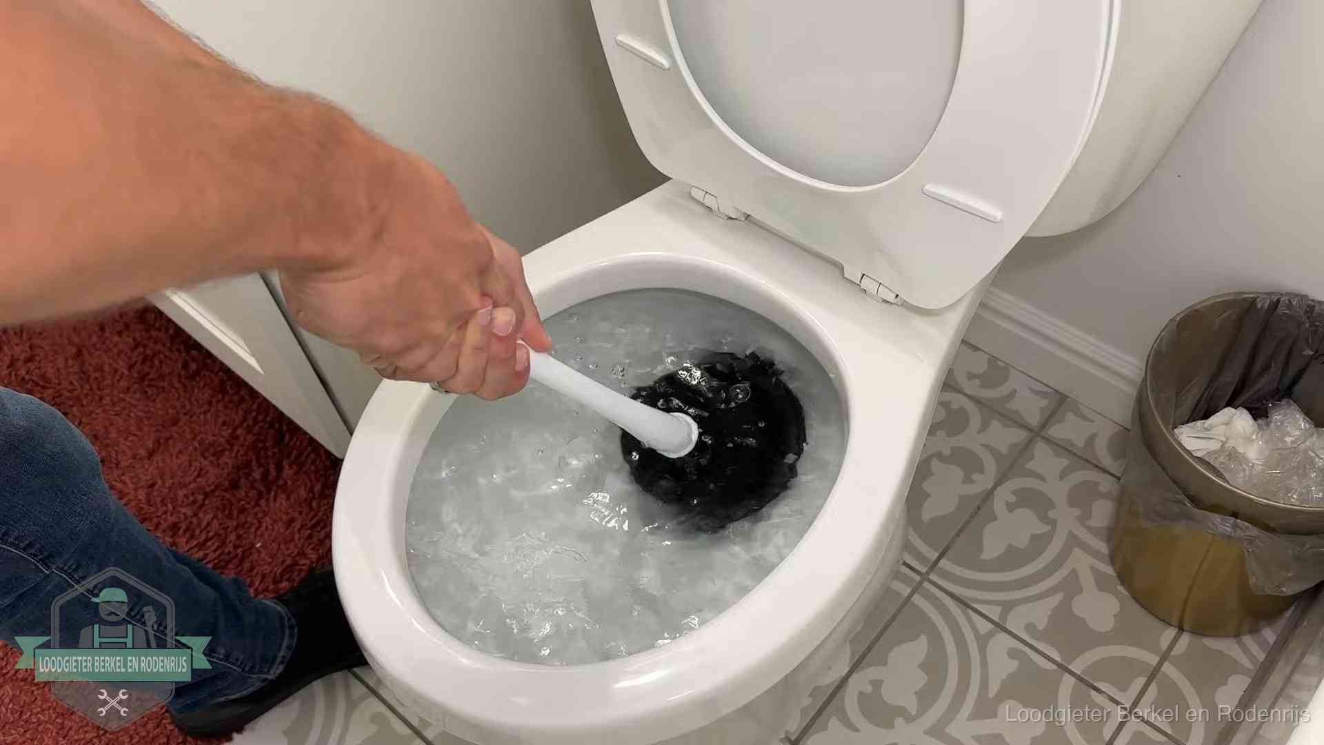 Zelf je wc ontstoppen in Berkel en Rodenrijs Zelf de wc ontstoppen met een plopper in Berkel en Rodenrijs, het water kolkt in de pot