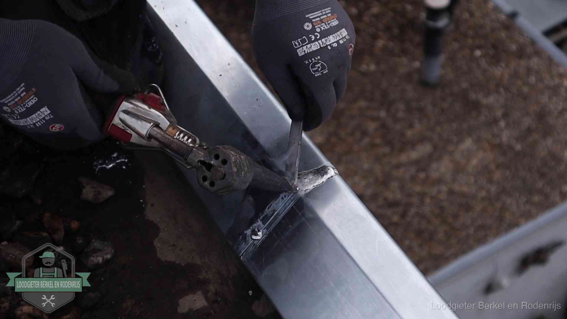 Zinken naad solderen op een dak in Berkel en Rodenrijs, vakwerk waar het bij zelf repareren vaak misgaat