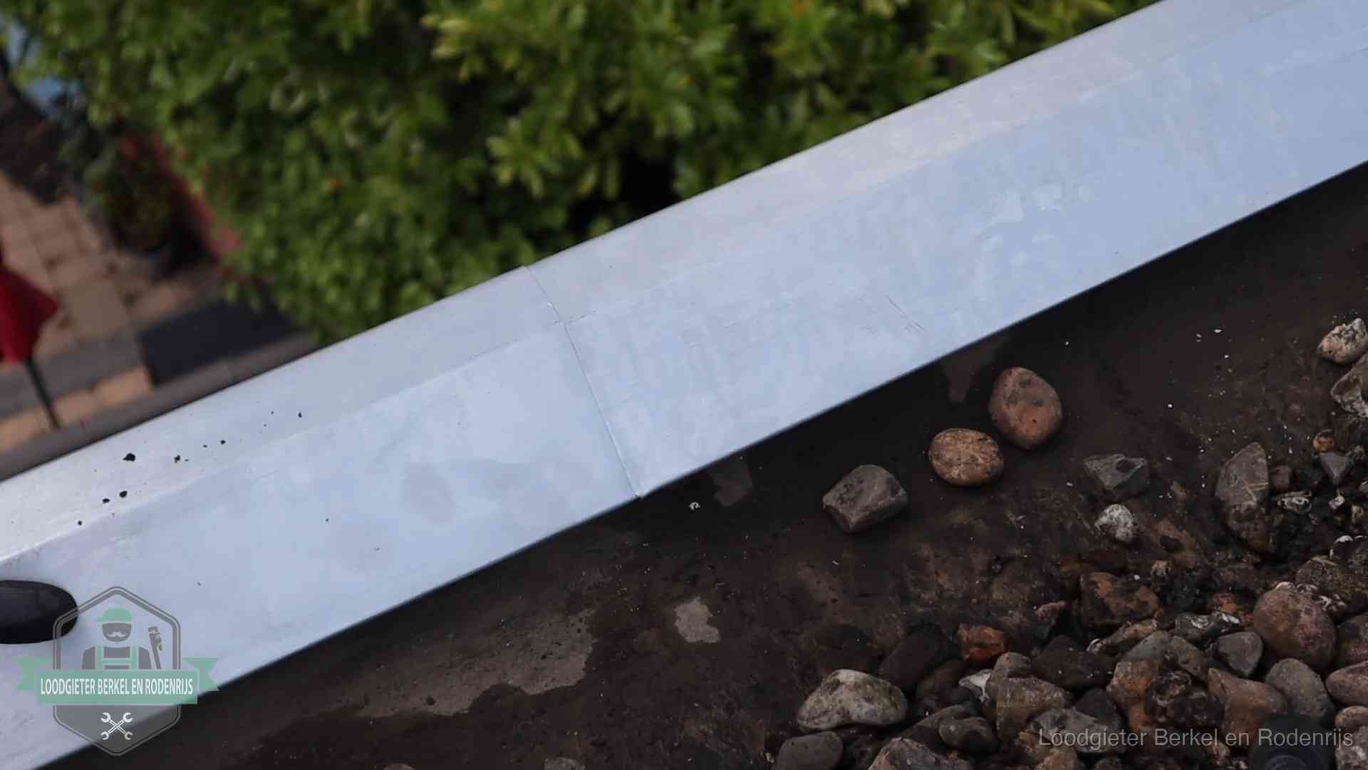 Strak gesoldeerd naaddetail in een zinken daktrim op een dak in Berkel en Rodenrijs